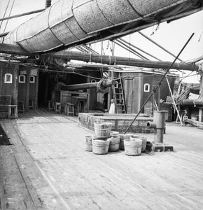 An Bord einer Macao-Salz-Dschunke, die in Sham Shui Po, Hongkong, vor Anker liegt von David Watkin Waters