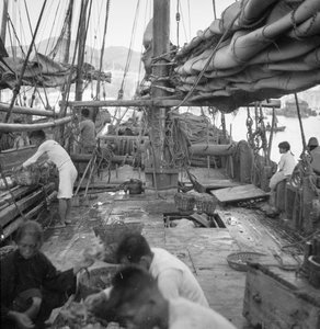 An Bord einer Yeungkong-Fischer-Dschunke in Aberdeen, Hongkong von David Watkin Waters