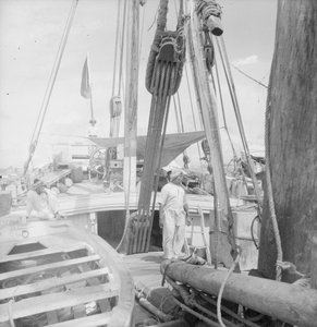 An Bord einer indischen Kotia-Dhow vor Anker in Colombo, Ceylon von David Watkin Waters