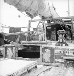 An Bord der Foochow-Pole-Dschunke (Händler) 3179 vor Anker in Weihaiwei von David Watkin Waters