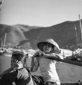 Zwei junge Sampan-Mädchen in Aberdeen, Hongkong von David Watkin Waters
