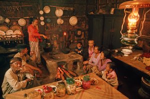 Eine Familie sitzt vor dem Abendessen zusammen. Tenggeresen, Java, Indonesien.