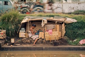 Papphütte entlang eines Abwasserkanals dient als Zuhause. Jakarta, Indonesien. von Dean Conger