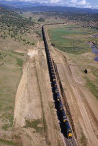 Kilometerlanger Güterzug der Atchison, Topeka und Santa Fe Linie. Nord-New Mexico