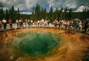 Parkbesucher versammeln sich um einen blau-grünen, blütenförmigen Thermalpool. Yellowstone Nati... von Dean Conger