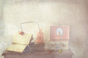 Verblasstes Buch und Spieluhr von Delphine Devos