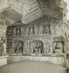 Statuen von Buddhas und Bodhisattvas, Höhle 259, Nordwand, Dunhuang-Höhlen, China von Desmond Parsons