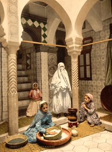 Maurische Frauen bereiten Couscous in einem Innenhof, Algier, Algerien, ca. 1899