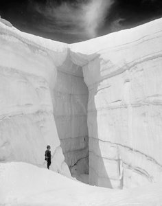Asulkan-Gletscher aus der Eishöhle, Selkirk Mountains, British Columbia, um 1902 (s/w Foto)