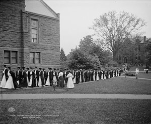 Senioren marschieren zur Kapelle, Mt. Holyoke College, South Hadley, Massachusetts