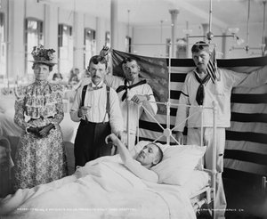 Puls eines Patienten messen, Brooklyn Navy Yard Hospital von Detroit Publishing Co.