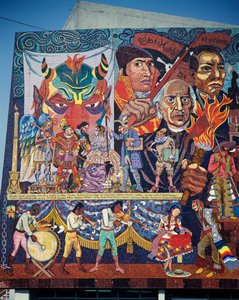 Hidalgo, Morelos und Juarez, Helden des Unabhängigkeitskampfes, Detail des Mosaik-Wandgemäldes an der Fassade des Theaters der Aufständischen, Mexiko-Stadt. Mexiko, 20. Jahrhundert.
