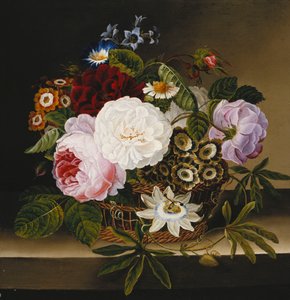 Rosen und andere Blumen in einem Korb auf einem Sims