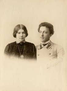 Porträt des Dichters Alexander Aleksandrovich Blok (1880-1921) mit seiner Frau. Silbergelatine-Fotografie von Dmitri Spiridonovich Zdobnov (Ende des 19. Jahrhunderts)