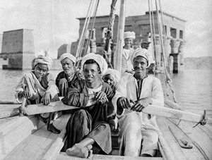 Berberische Bootsmänner, überflutete Insel Philae, Ägypten, ca. 1922 von Donald McLeish