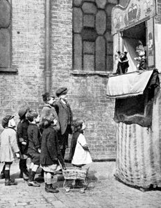 Kinder beobachten eine Punch-und-Judy-Show auf einer Londoner Straße, 1936 von Donald McLeish