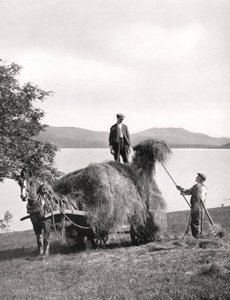 Heu auf einen Wagen laden am Ufer des Loch Lomond, Schottland, 1924-1926 von Donald McLeish