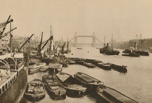Schiffe im Pool von London: Ein Blick von der London Bridge zur Tower Bridge, ca. 1935