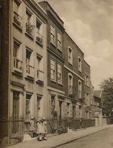 Drei kleine Mädchen von der Schule auf den Stufen von Leigh Hunts Haus, um 1935 von Donald McLeish