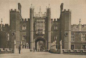 Wolseys Westfassade des Hampton Court Palace und die ausgegrabene Brücke, um 1935 von Donald McLeish