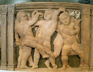 Pergamo del Duomo: musizierende Engel. Basrelief aus Marmor für die äußere Kanzel der Kathedrale von Prato, Italien. Skulptur von Donato di Niccolò Donatello