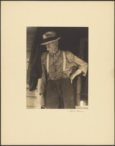 [Bärtiger alter Mann mit Strohhut und Hosenträgern in Tür stehend] von Doris Ulmann