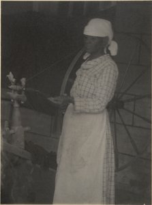 Frau am Spinnrad