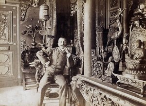 Pierre Loti (1850-1923), französischer Schriftsteller, hier zu Hause in Rochefort, Foto von Paul Cardon alias Dornac, ca. 1892