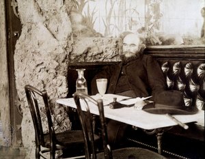 Verlaine in einem Bistro, trinkt Absinth