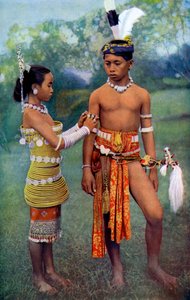 Junge Iban oder Sea Dayaks in Festkleidung, Borneo, 1922 von Dr Charles Hose