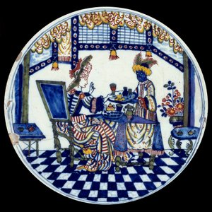 Delfter Porzellanteller mit einer Frau an einem Tisch, bedient von ihrem schwarzen Diener (1705) von Dutch School