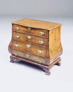 Niederländische Walnuss-Bombe-Kommode
