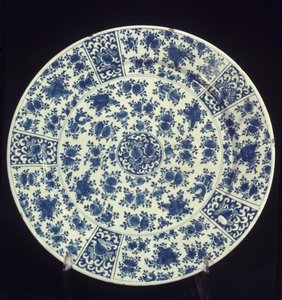 Teller mit blauem Rosenmuster, 1764