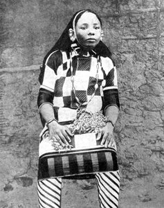 Die modische Frau eines wohlhabenden Arabers, Afrika, 1936