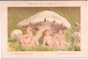 Eine viktorianische Weihnachts- und Neujahrskarte einer Gruppe von Feenkindern, die sich unter einem Pilz entspannen, alles vor einem goldenen Hintergrund, von Gertrude Thompson, ca. 1895 von E. Gertrude Thompson