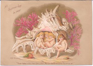 Eine viktorianische Weihnachtskarte von vier Wasserbabys, die in einer Ramrose-Murex-Muschel sitzen, vor einem Hintergrund aus Korallen und einem Einsiedlerkrebs in seiner Muschel, von Gertrude Thompson, ca. 1895 von E. Gertrude Thompson