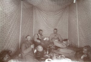Mitglieder der Arabah-Expedition entspannen sich in ihrem Zelt, 1883 von E. Gordon Hull