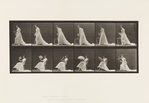 Stuhl platzieren, sitzen und einen Fächer schwenken von Eadweard Muybridge