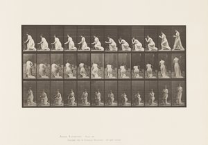 Knien, Ellbogen auf Stuhl, Hände gefaltet von Eadweard Muybridge