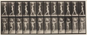 Gehen, 14-Pfund-Korb auf dem Kopf, Hände erhoben von Eadweard Muybridge