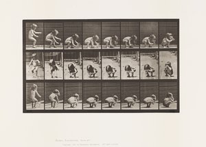 Tafel 477. Kind, Bücken, einen Becher heben und trinken von Eadweard Muybridge