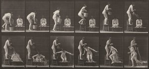 Tafel Nummer 406. Eine Frau schüttet einen Eimer Wasser über eine andere Frau von Eadweard Muybridge