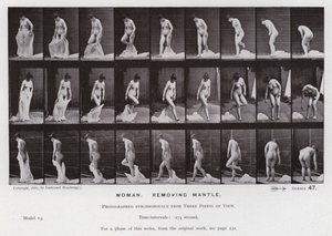 Die menschliche Figur in Bewegung: Frau, Mantel abnehmend von Eadweard Muybridge