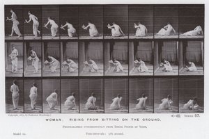 Die menschliche Figur in Bewegung: Frau, die vom Boden aufsteht von Eadweard Muybridge
