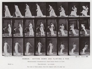 Die menschliche Figur in Bewegung: Frau, die sich hinsetzt und mit einem Fächer flirtet von Eadweard Muybridge