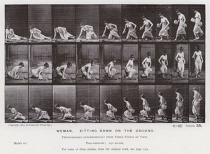 Die menschliche Figur in Bewegung: Frau, die sich auf den Boden setzt von Eadweard Muybridge