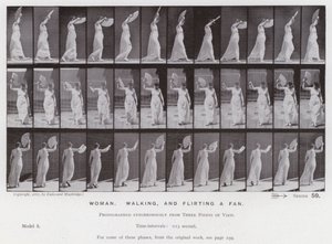 Die menschliche Figur in Bewegung: Frau, geht und fächert sich von Eadweard Muybridge