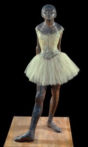 14-jährige oder große Tänzerin gekleidet - Skulptur von Edgar Degas (1834-1917) in Bronze, Tüll und rosa Satin auf Holzsockel