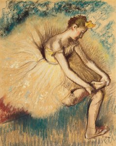 Eine Tänzerin zieht ihren Schuh an; Danseuse Attachant sa Chaussure, 1896 von Edgar Degas