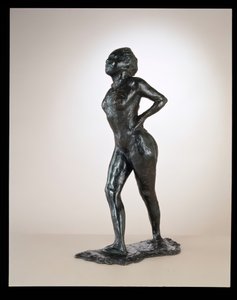 Tänzerin in Ruhe, Hände auf den Hüften, rechtes Bein nach vorne, ca. 1881-1890, gegossen 1919-1925 von Edgar Degas